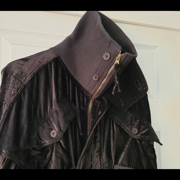 Super soft velvet jacket with versatile zippers. - Picture 6 of 11